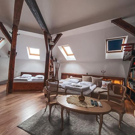 Blue Lotus Apartments Bratislava Bagian luar foto