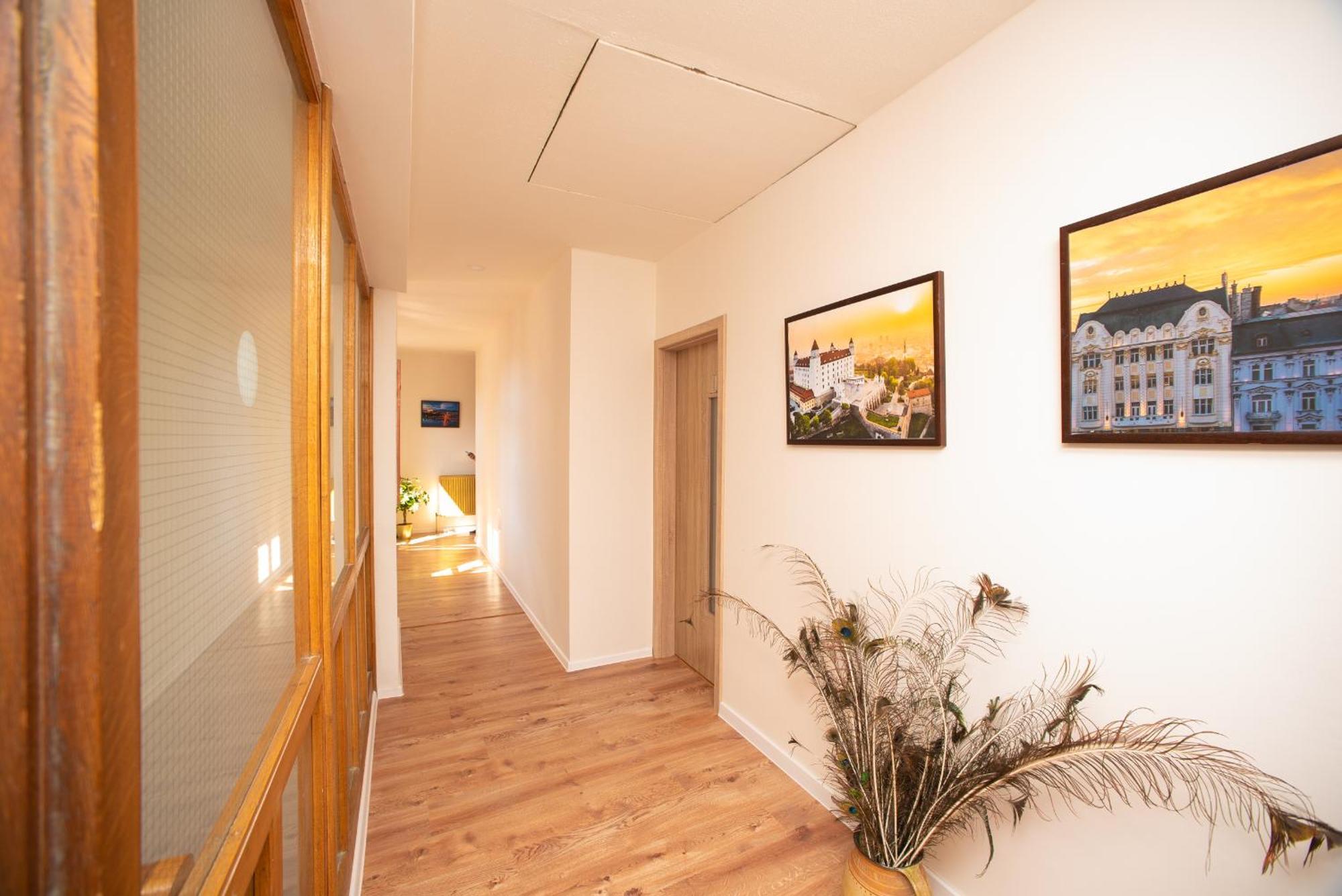 Blue Lotus Apartments Bratislava Bagian luar foto