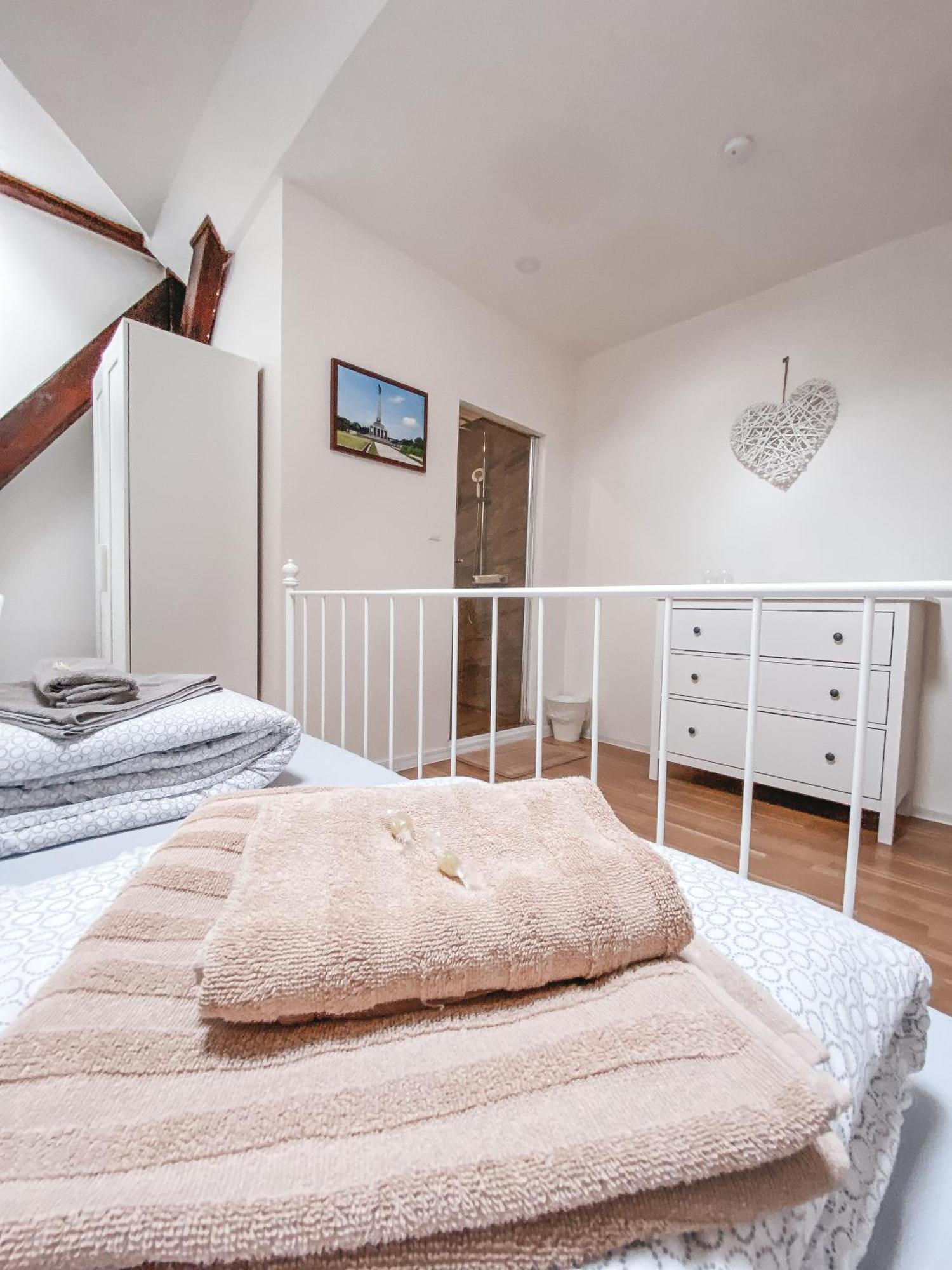Blue Lotus Apartments Bratislava Bagian luar foto