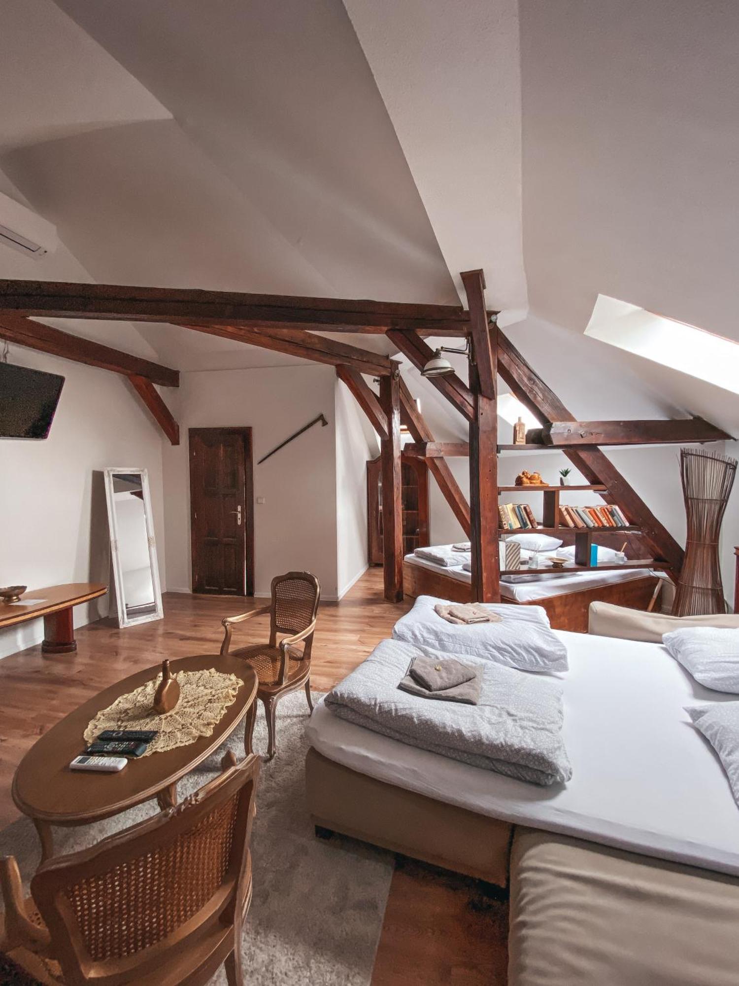 Blue Lotus Apartments Bratislava Bagian luar foto