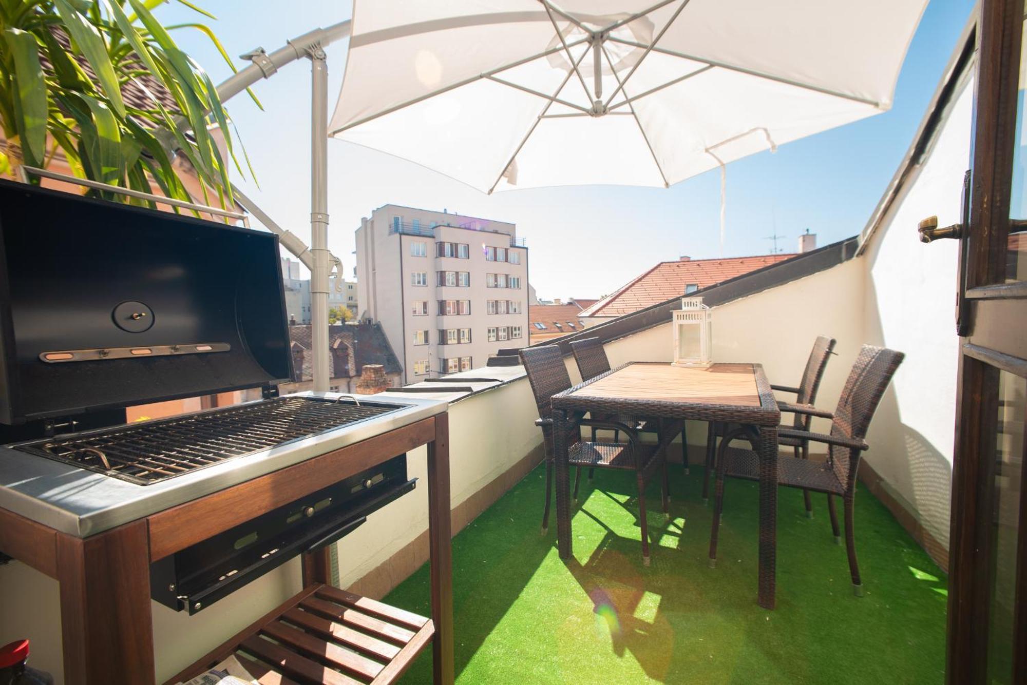 Blue Lotus Apartments Bratislava Bagian luar foto