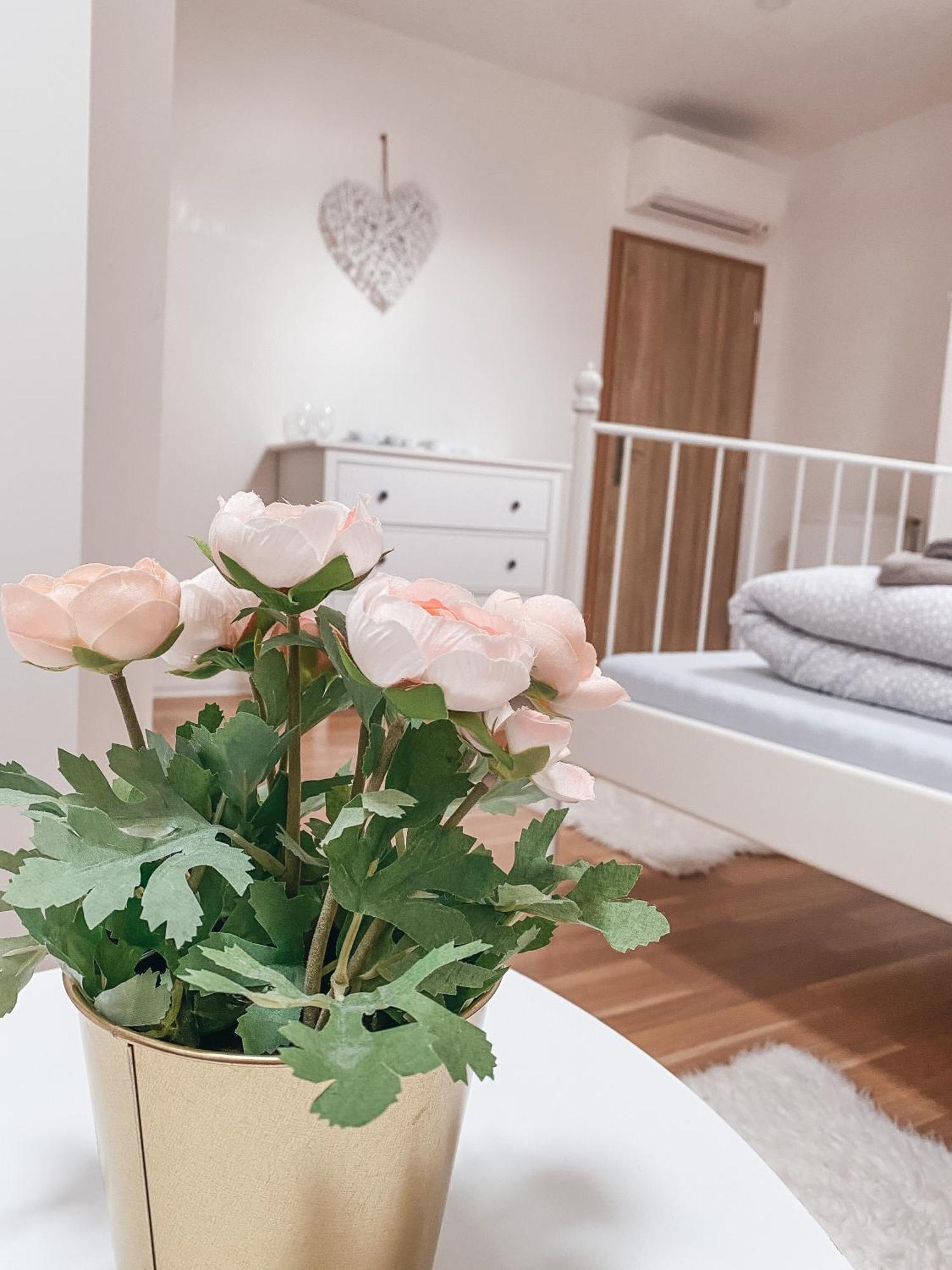 Blue Lotus Apartments Bratislava Bagian luar foto