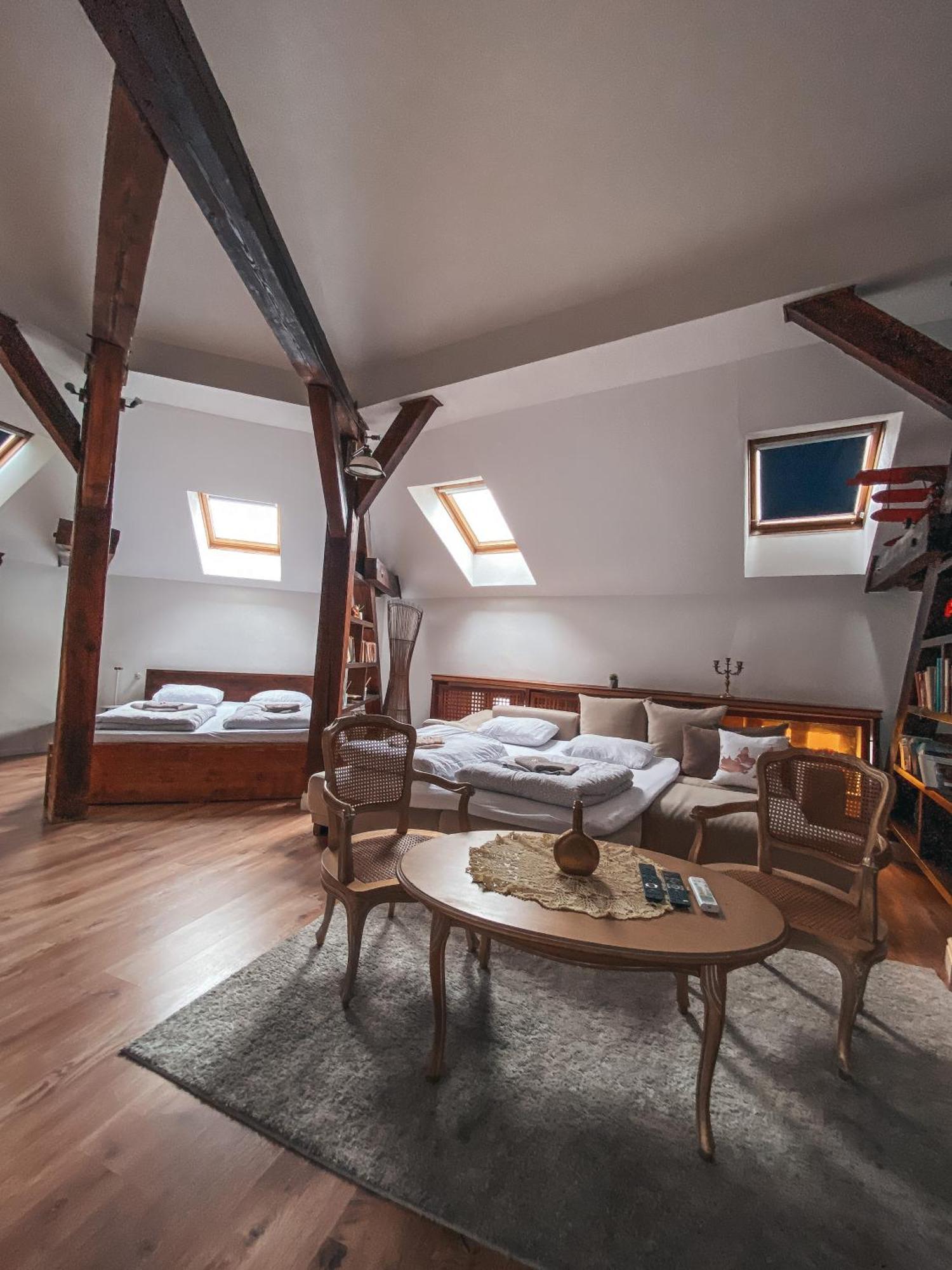 Blue Lotus Apartments Bratislava Bagian luar foto