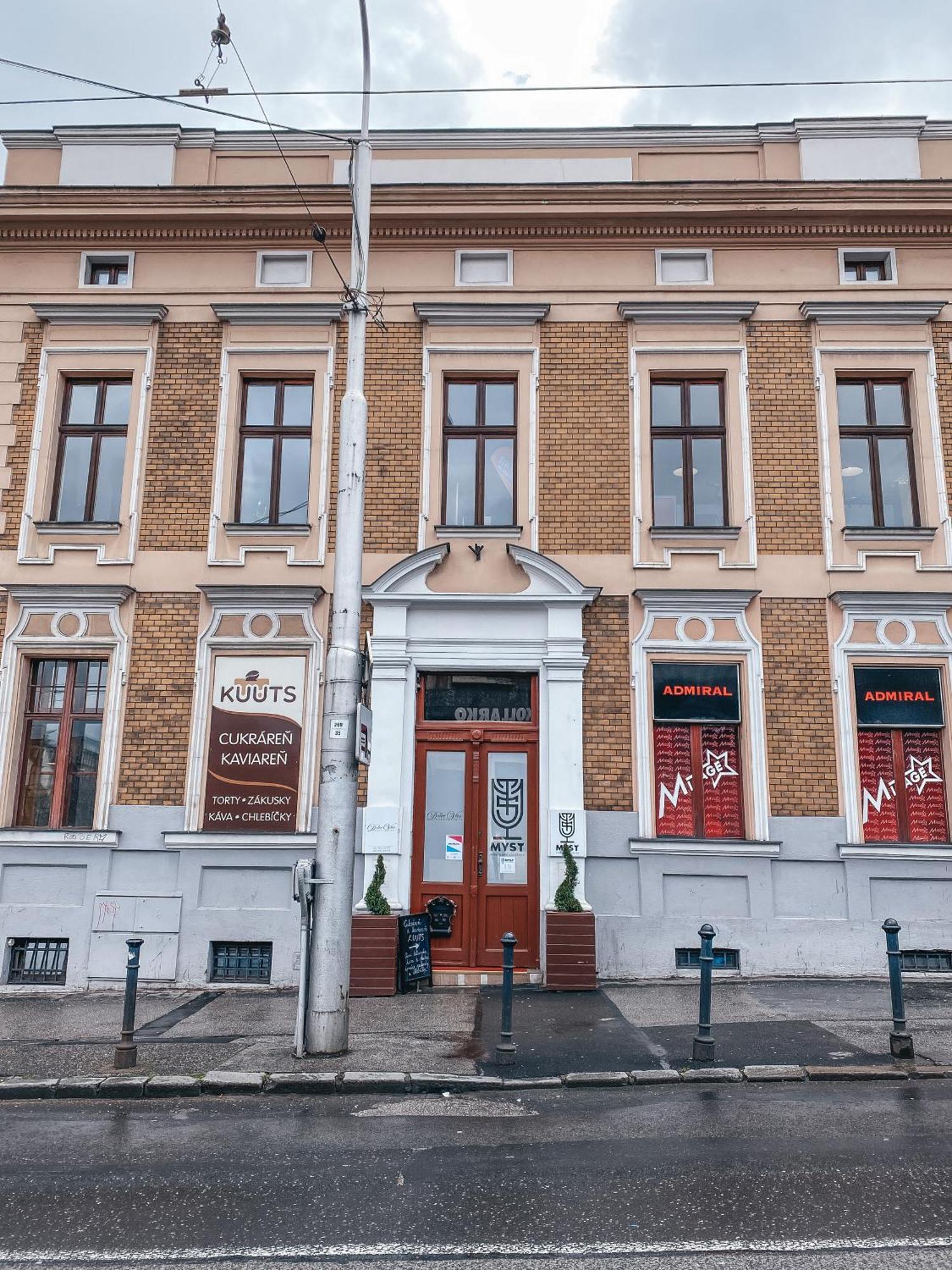Blue Lotus Apartments Bratislava Bagian luar foto